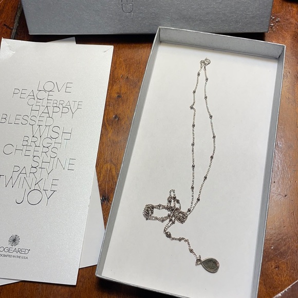 Dogeared teardrop shape 20” chain necklace with 2” lariat and small gem - Picture 5 of 7